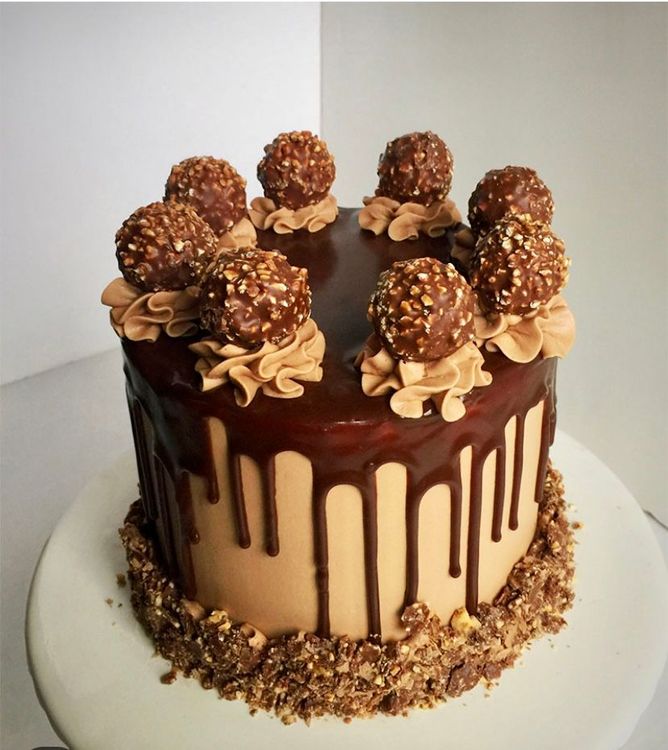 Layer cake Ferrero , création pâtissière artisanale